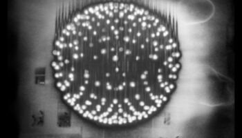 أجواء مجردة: صياغة روايات الغلاف الجوي باستخدام أساليب التصوير الفوتوغرافي الطليعية