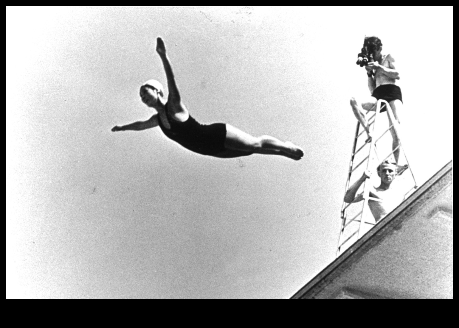 الولاء المجرد: احتضان الروايات غير التقليدية مع أساليب التصوير الفوتوغرافي الطليعية