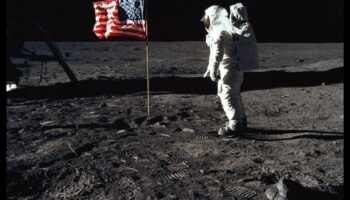 الهبوط على سطح القمر: خطى ناسا التاريخية على السطح السماوي