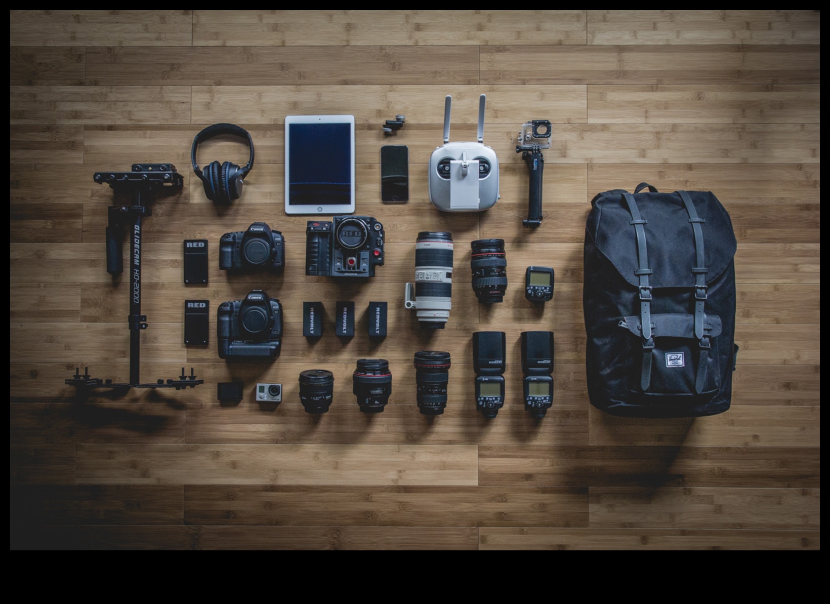 صندوق أدوات المصور: تعمق في ملحقات الكاميرا الأساسية